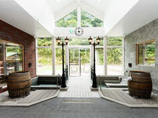 小樽運河がモチーフの館内パティエ(左右の水風呂)