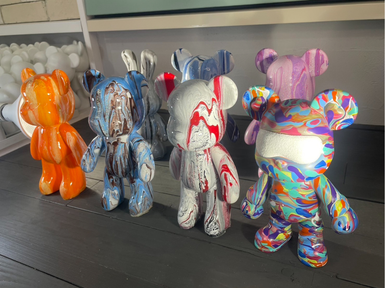 uxAA[gv́AN}̐l`ɍDȐF̊GRF𐂂炵āA E1̖͗lyށANw֌WȂNłCyɊy߂A[głI