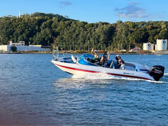 小型ボートで小樽港内の観光案内いたします