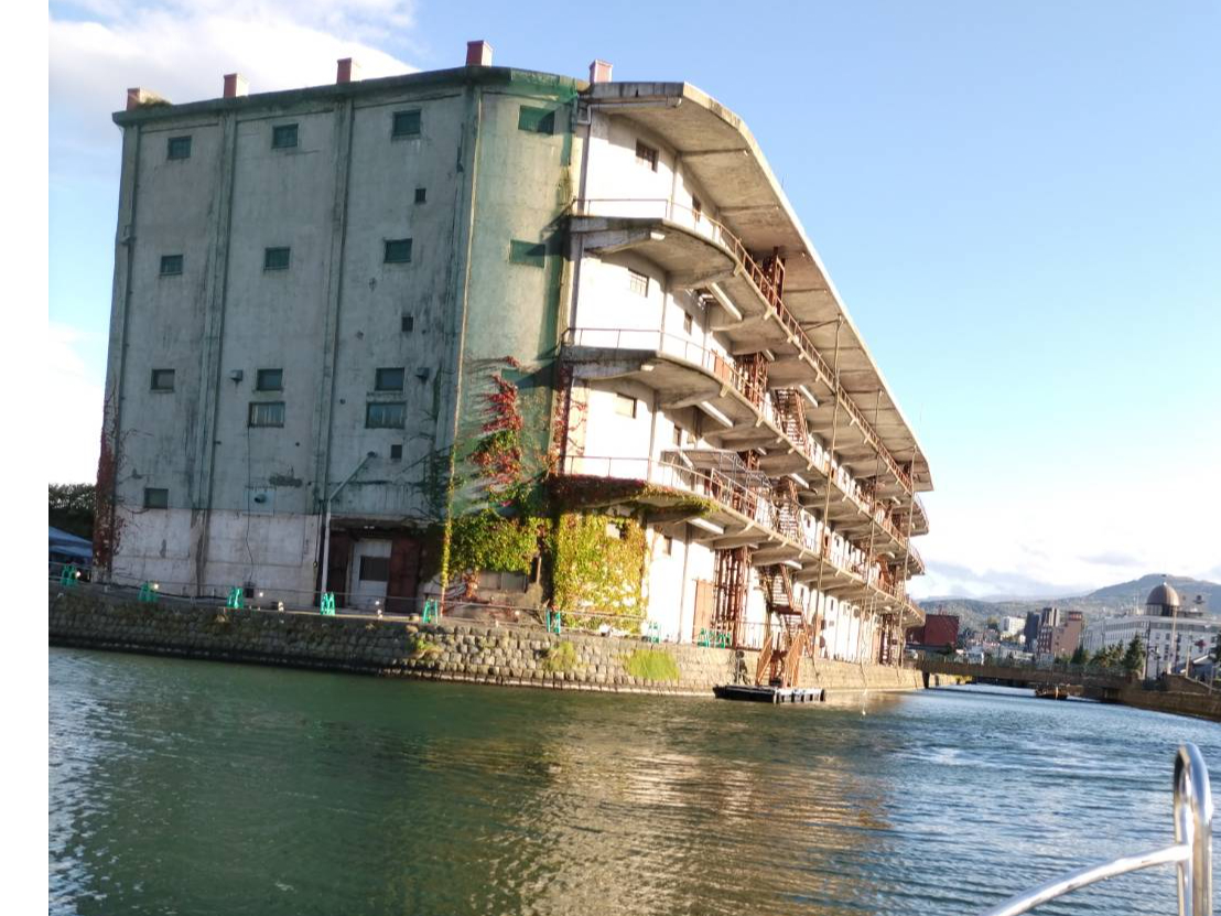 小樽運河から見る旧北海製罐株式会社小樽工場第3倉庫