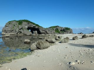 (アポガマ) 自然が作り出した大迫力の奇岩