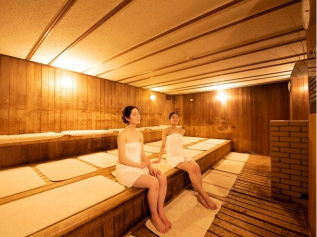 〜麦飯石塩サウナ(高温)〜薬効も話題の麦飯石を利用したサウナ。従業員による定刻のロウリュウも行っています。