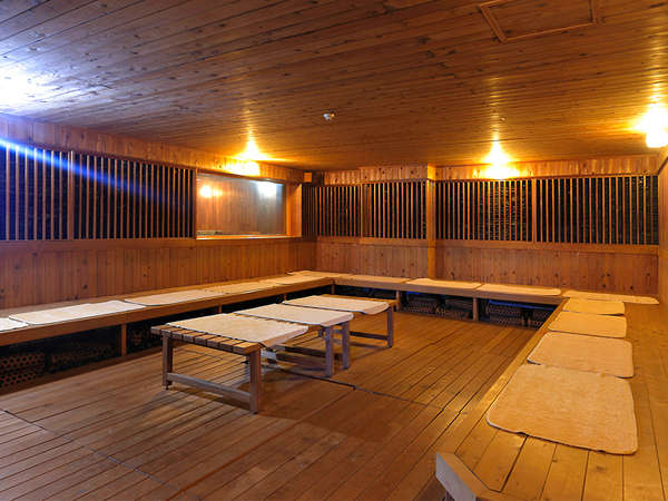 〜備長炭サウナ(低温)〜マイナスイオンの恵みにいだかれて。備長炭サウナで細胞も活性!足下に大量の備長炭を敷きつめそれによりマイナスイオンや遠赤外線を放出♪