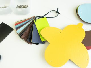 当日ご用意のある数種類の革から、お好きなものを選んでいただきます。※デッドストックレザーを使用しておりますため、革の種類やカラーは在庫に限りがございます。