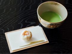 立礼茶席では、表千家・裏千家・武者小路千家のお点前により、イス席でお抹茶と堺の和菓子(生菓子)を味わっていただけます。別料金。