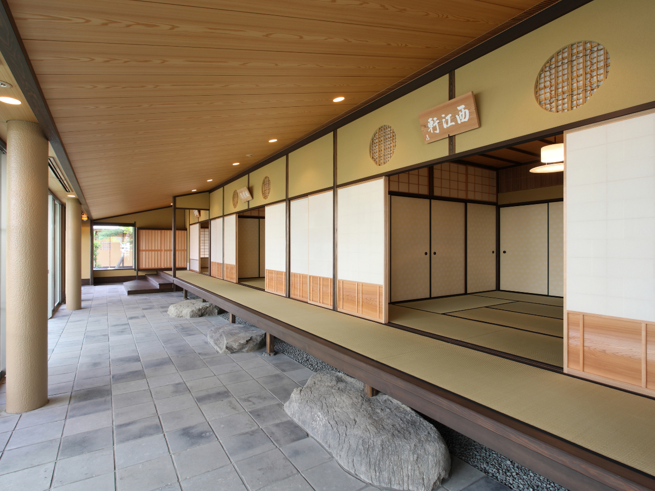 茶道三千家(表千家、裏千家、武者小路千家)の御家元から御命名いただいた茶室が並びます。