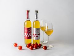 フランス開催フェミナリーズ世界ワインコンクールにてAlc.8%甘口がリキュール部門で銀賞を受賞しました。日本国内外でもまずない唯一無二のミニトマトのお酒もある!