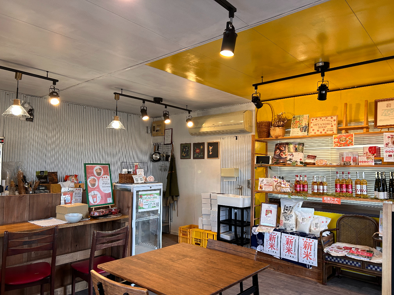 宮トマトを使用した加工品や長崎県認定特別栽培米など購入も。宮トマト狩りした後にほっとゆっくりして頂けるスペースもご準備しております。宮トマトジュース等