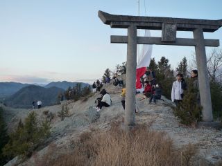嶽山の鎖場を越えてたどり着く山頂の鳥居は写真映え必至