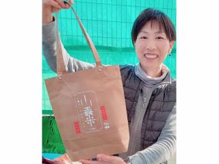 味わい深い米袋が、手作りで機能的なトートバッグに生まれ変わる。