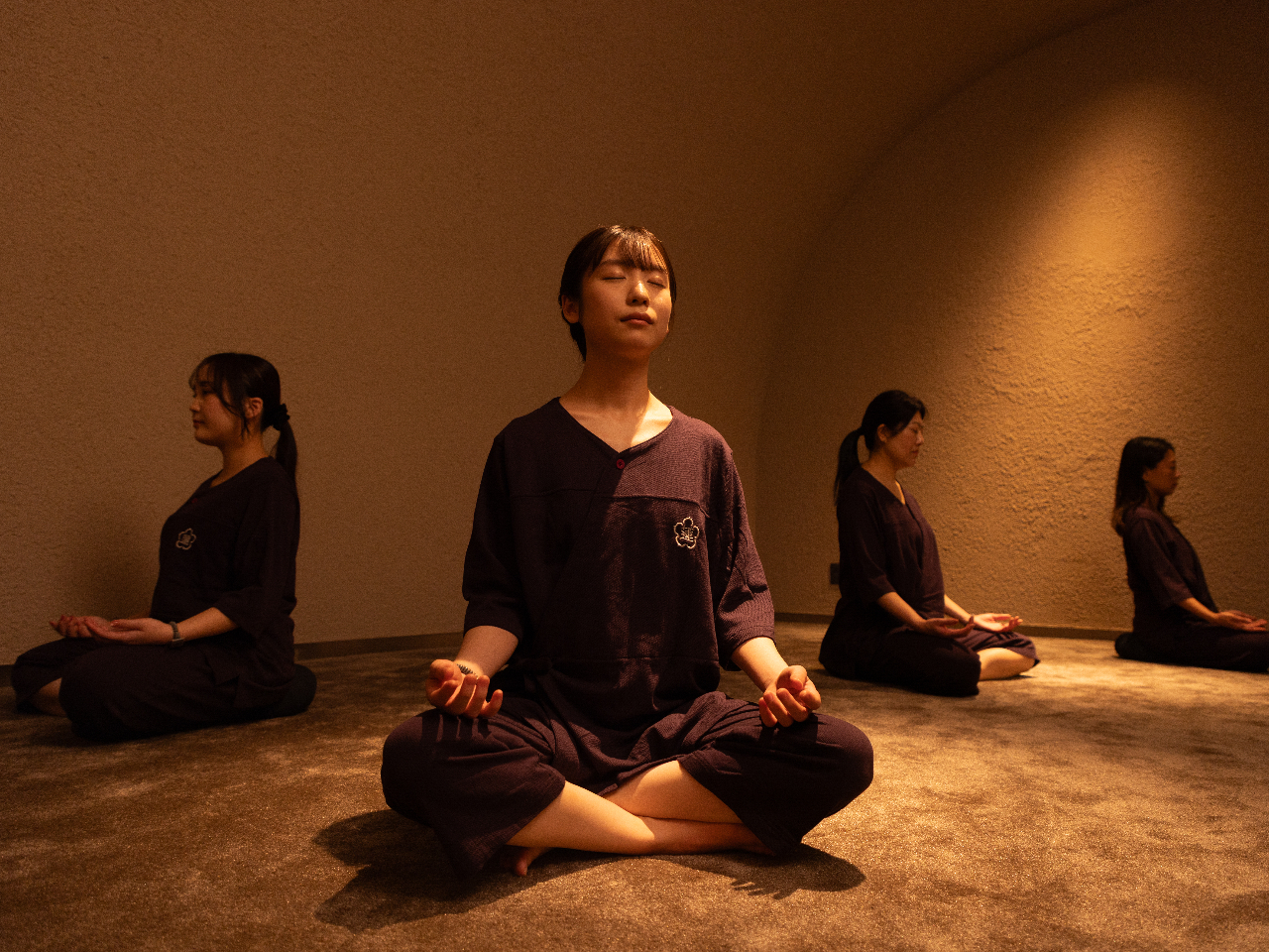 �m���f�B�e�[�V�����n������A����ɕ�܂���ґz��ԃ��f�B�e�[�V�����P�[�u�B�Ő�[���ґz�̌��ŁA�S�g�𐮂��A���X�̃X�g���X�����������܂��B