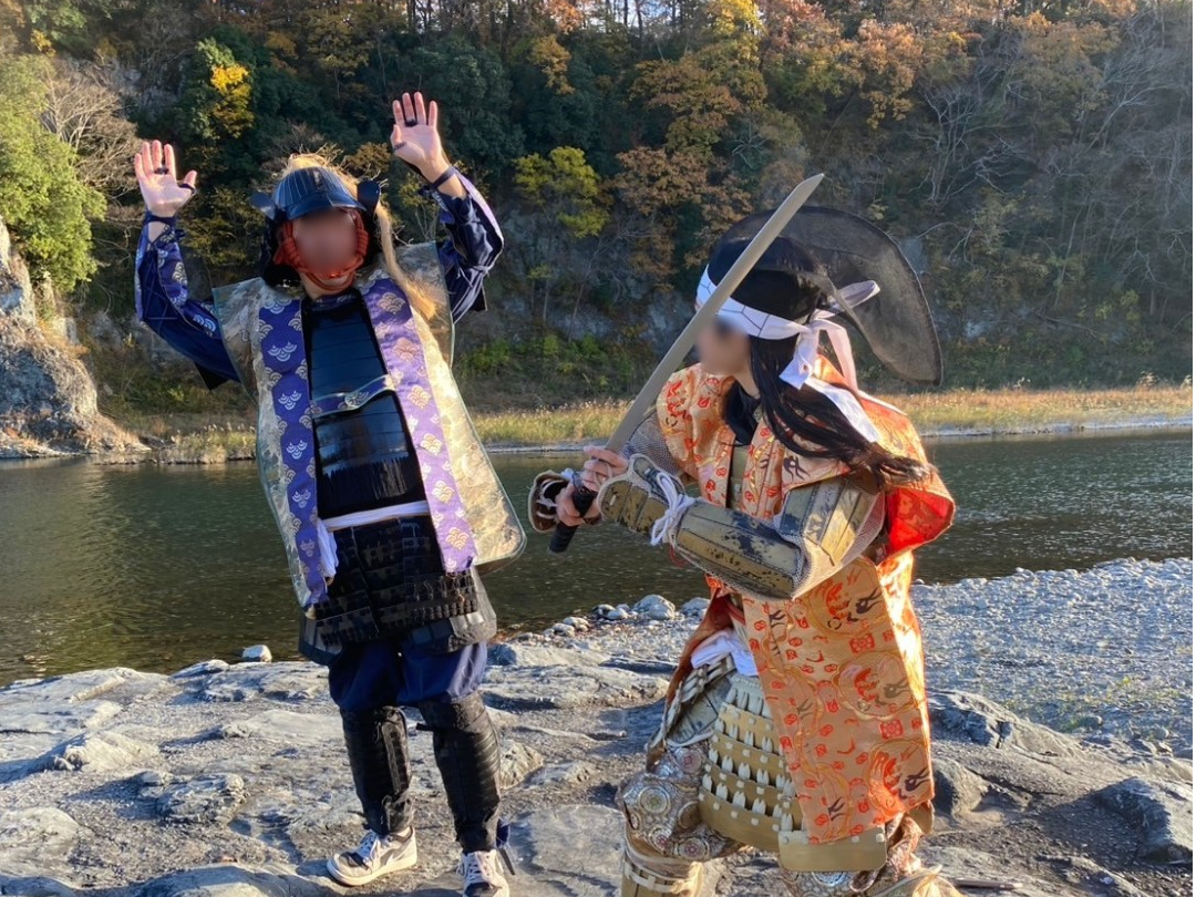 歴史情緒あふれる河原にて戦国甲冑体験