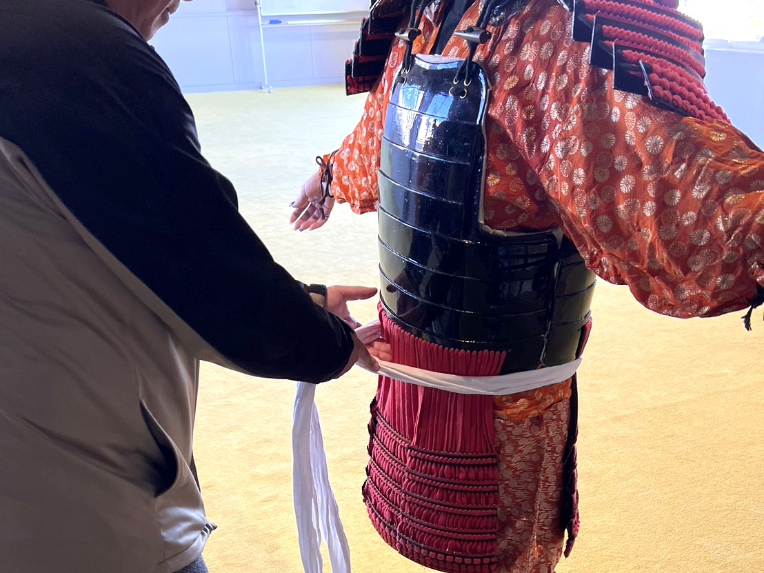 甲冑へのお着換えは、専門スタッフがお手伝いいたします。女性スタッフもおりますので、女性の方も安心です。