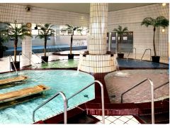 広々とした大浴場。足つぼを踏みながら入れる足湯もあり!