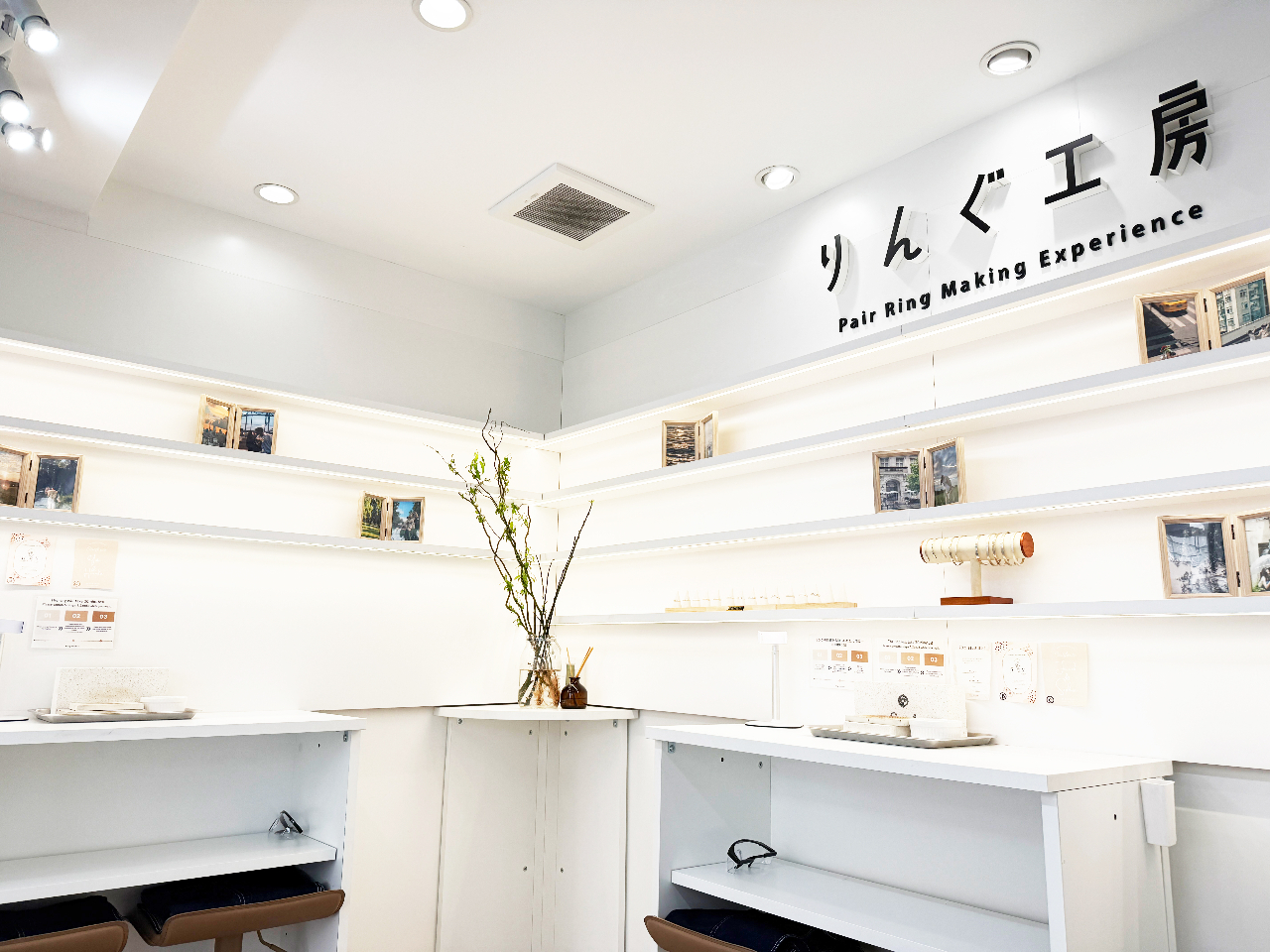 白と木目を基調とした暖かみと清潔感のある店内です。席数も1コマ2組までとなっており、静かな環境で集中して指輪作りをすることができます。