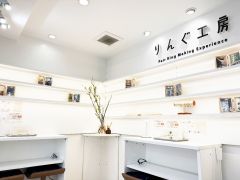 白と木目を基調とした暖かみと清潔感のある店内です。席数も1コマ2組までとなっており、静かな環境で集中して指輪作りをすることができます。