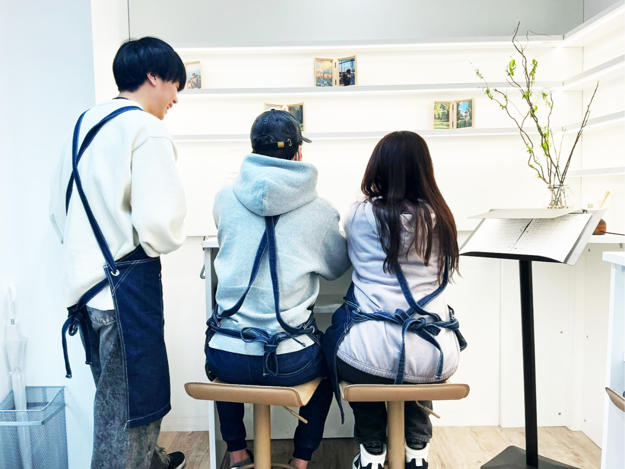 お客様にやっていただく作業工程が多く、充実の製作体験を味わっていただきます。疲れたらスタッフにお任せください!