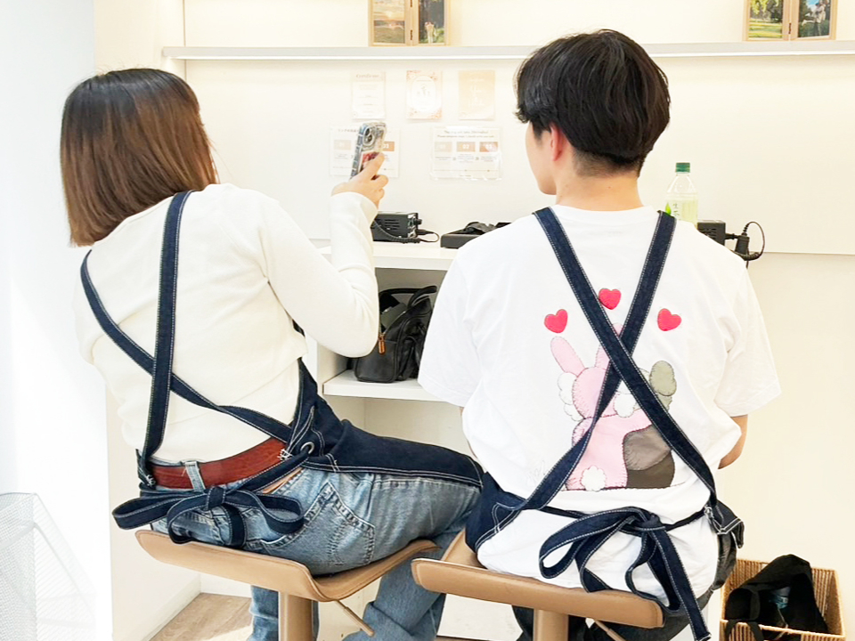 素敵なカップルを見ているだけで私たちスタッフも幸せな気持ちになります。記念日や浅草観光の思い出作りに是非ペアリングやペアバングルを制作してみませんか?