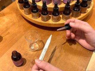 【ディフューザーワークショップ】40種類の香料をお好みでブレンドすることが出来ます。完成した香りはディフューザーとしてお使い頂けます。