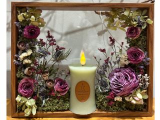 キャンドルとドライフラワーの相性がぴったり。インテリアにお勧めのフレームアレンジメントです。