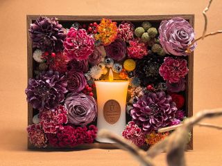 ローズ、カーネーションを中心とした30種類以上のドライフラワー&ハーブが詰め放題。オリジナルメッセージ入りのLEDフレームレスキャンドル付きのフレームにアレンジ