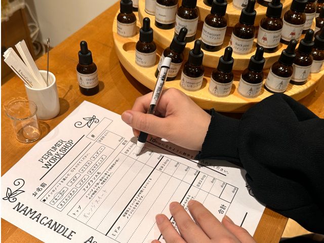 体験はセルフ式です。お好きな香りを中心にブレンドしていただきます。