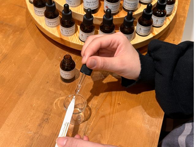 調香体験に専用パウチパックと容器がセットになっています。