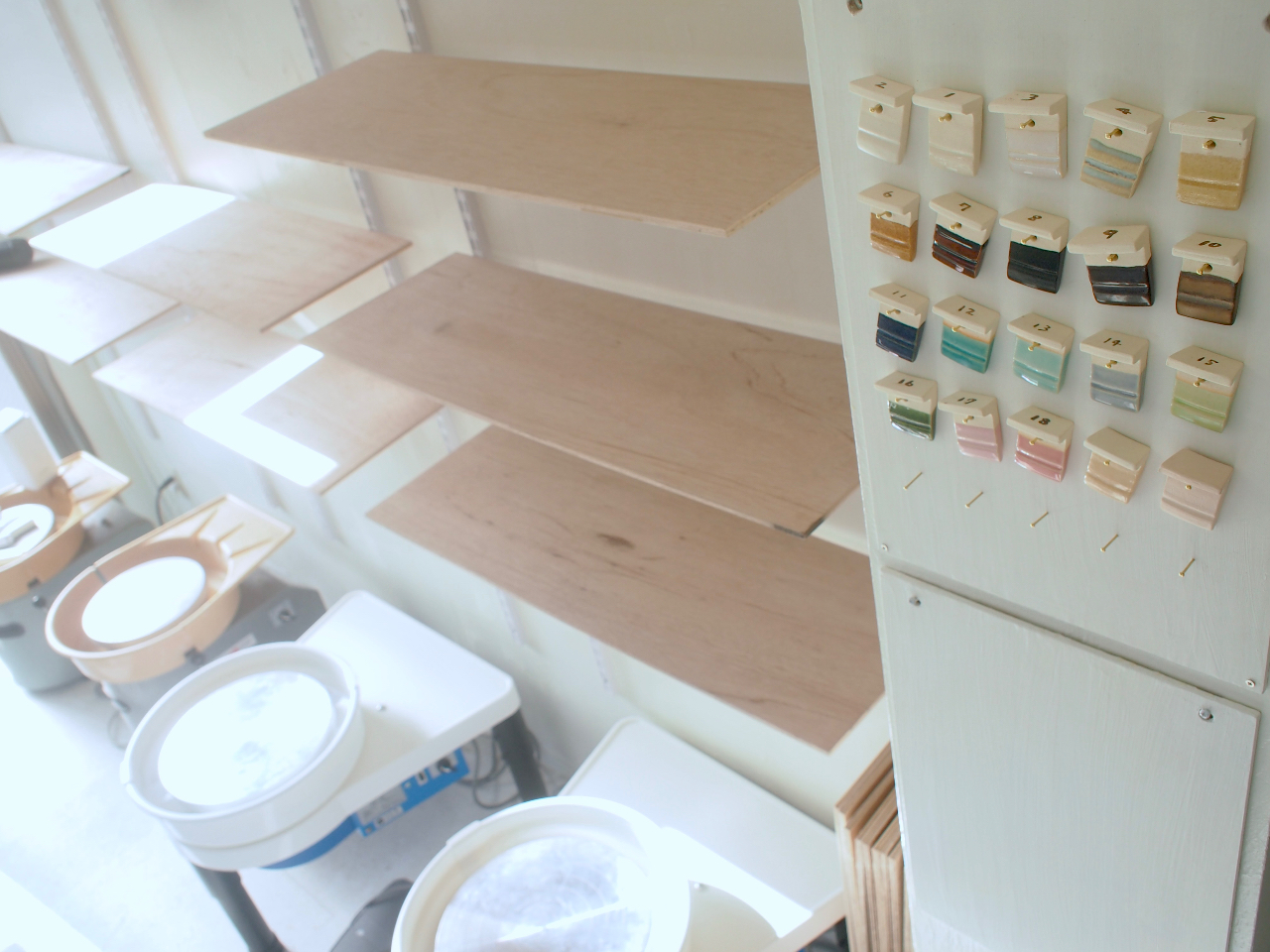 大きな窓で日当たりの良い明るい教室です。