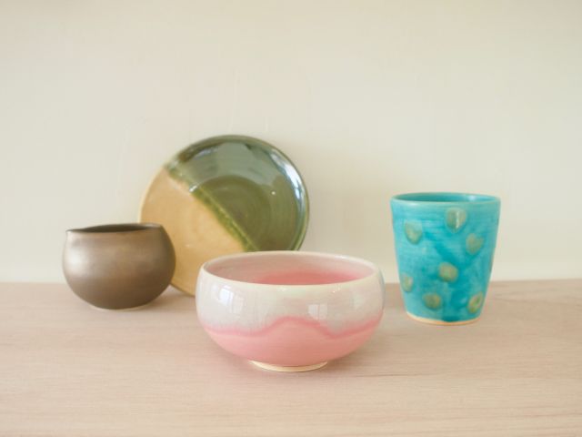 後日(2週間後以降)絵付け体験にお越し頂くと、20種類の釉薬から色が選べ、重ねがけもできます!