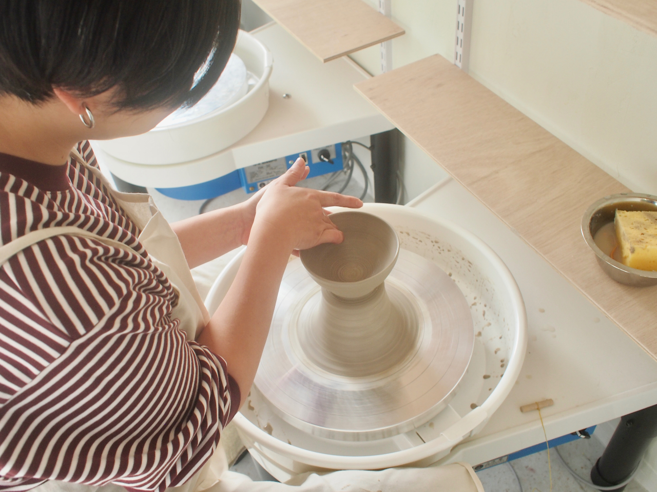 くるくる回るろくろの上で、どんどん土の形が変わっていきます!