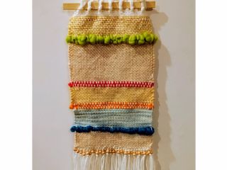 味わいのある薬草染め毛糸で手織り体験