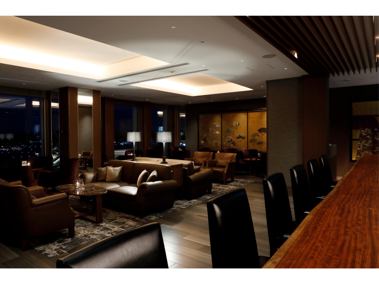 8KɂTHE BAR͐X̖JNeȂǂy݂闎͋C̃I[ZeBbNo[łB