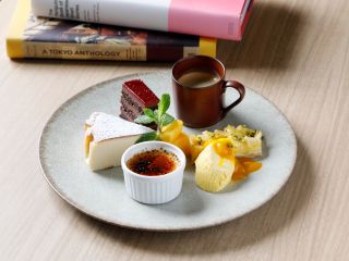 5種類のプチデザートとエスプレッソを組み合わせた「カフェグルマン」。読書とともに甘いひとときと上質なコーヒーをお楽しみいただける、当店ならではの贅沢なセットです