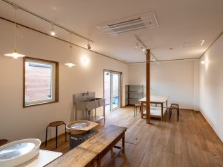 諏訪に愛された料亭の元厨房を改装して作られた工房で楽しく陶芸体験ができます
