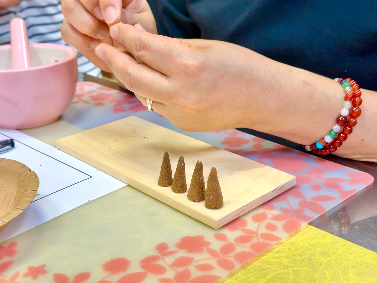 コーン作りは初めての方でも簡単にできます。