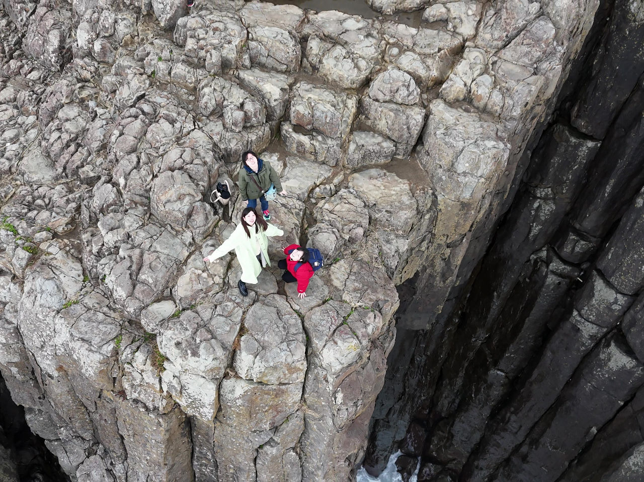東尋坊の絶景を背景にしたロケット空撮。迫力ある自然と楽しむ特別な瞬間!