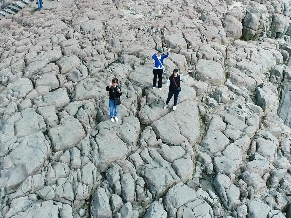 雄大な景色を背景にドローンで特別瞬間なを撮影!専属操縦士が操縦し、テスラ車で快適送迎。思い出を空からの視点で残しませんか?