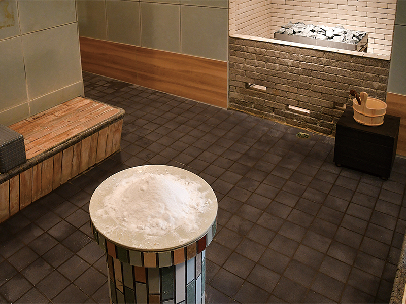 ソルトサウナ ソルトサウナでは、やさしく全身に塩を塗り、じっくり汗をかいていただくことで、美肌、体臭予防、リラクゼーションにも効果があります。