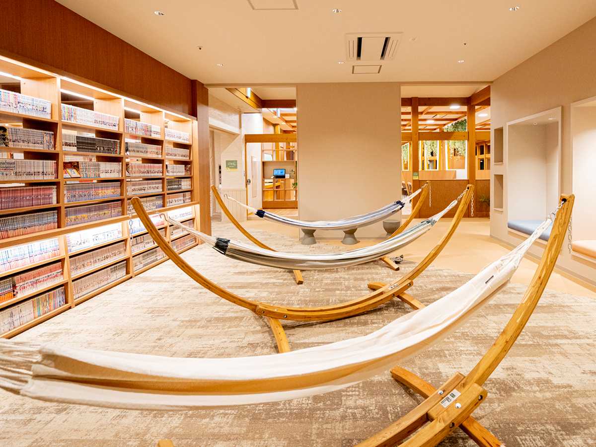 のんびり過ごせるスペースが満載 バラエティに富んだ休憩スペース。ソファやハンモック、畳など、様々なスタイルでゴロゴロ過ごせます。 12,000冊のマンガあり