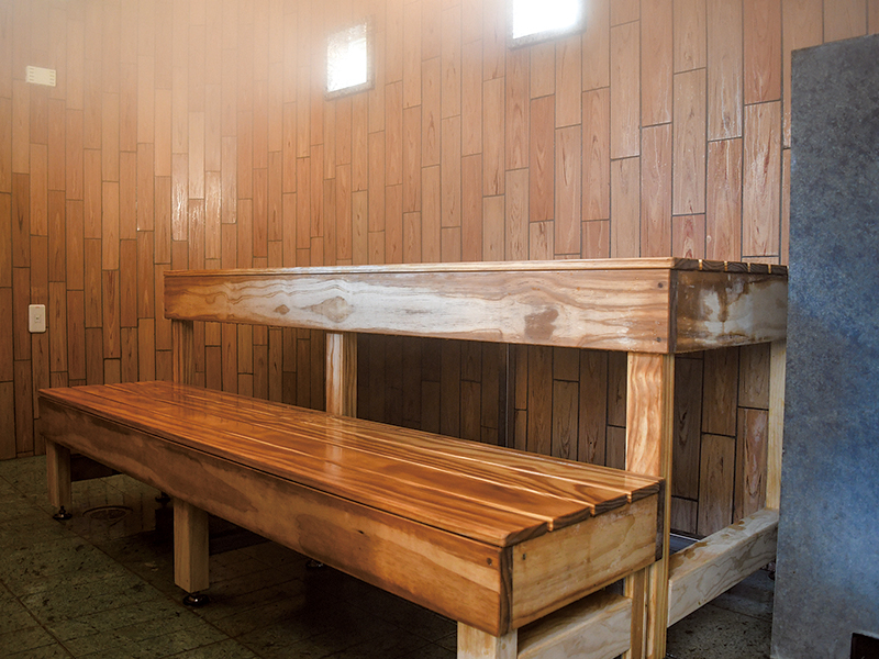 ハーブスチームサウナ 露天エリアに設置されているサウナ室です。ハーブの香りでリラックスしながら、美肌効果をご堪能ください。