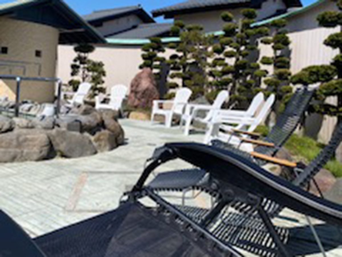 外気浴スペース サウナ〜水風呂の後は「外気浴」。広い露天エリアに、色んなスタイルのととのい椅子をご用意しております。