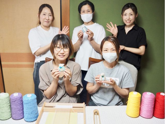 織物初心者の方や小学生のお子様でも体験可能です!一見難しそうに感じる織物ですが、卓上の織り機では単純な動きの繰り返しで生地を織ることができるのでご安心ください♪