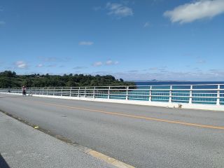 青空の中で爽快サイクリング