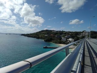 青空の中で爽快サイクリング