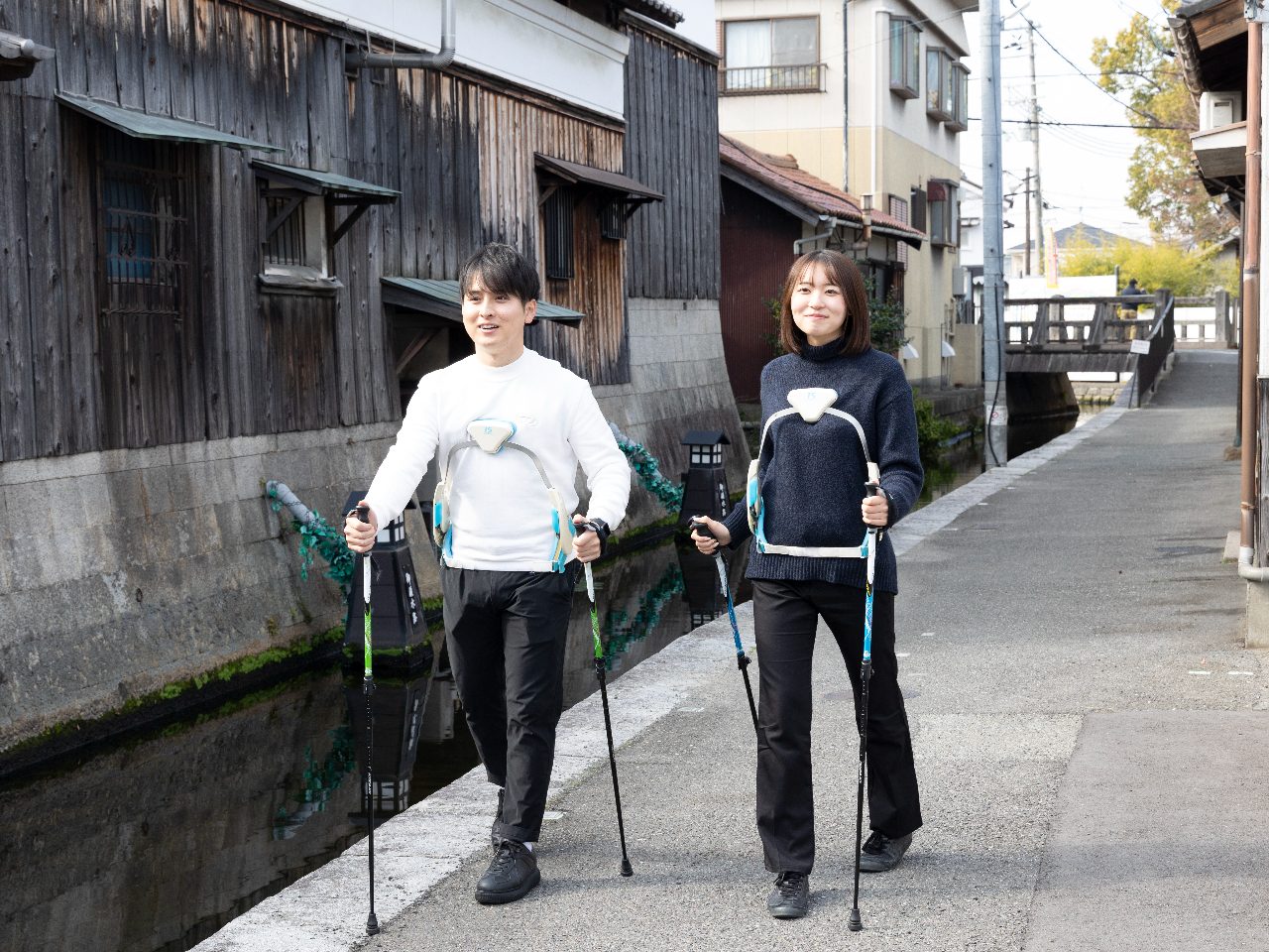 晴天時は屋外を散策します 会社周辺は重要無形文化財指定の屋敷や古い街並みがあり、鯉が泳ぐ御領水路があります 季節ごとに移り行く景色を眺めながら歩きます
