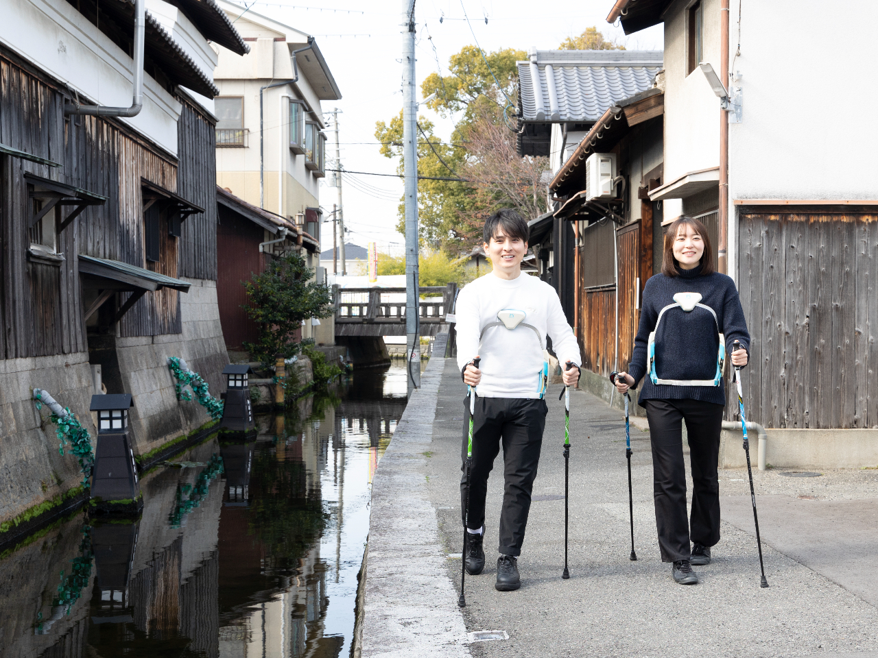 ポールを持って歩く事で運動効果がUPすると言われています 楽しく一緒に歩きませんか!天気が良い日は近くの名所を巡ります(御領水路)雨天の時は館内を歩きます。