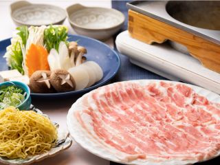 黒豚しゃぶしゃぶ〜かごしま黒豚六白亭の1番人気〜六白黒豚の旨みを存分に味わう逸品。野菜盛りと〆の熟成生ラーメン付き。職人が毎朝引く澄んだ黄金色のお出汁を使用。