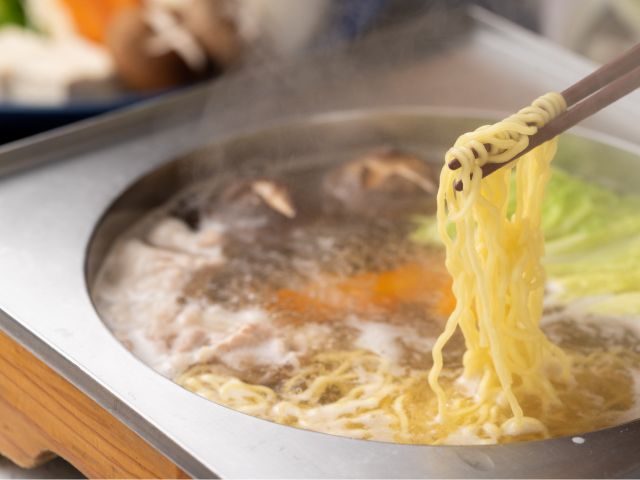 〆に熟成ラーメンをどうぞ。黒豚の旨味が染み込んだ、コクがありながらもさっぱりとしたお出汁でお作りします。お腹がいっぱいでもついつい手を伸ば伸ばしてしま逸品です。