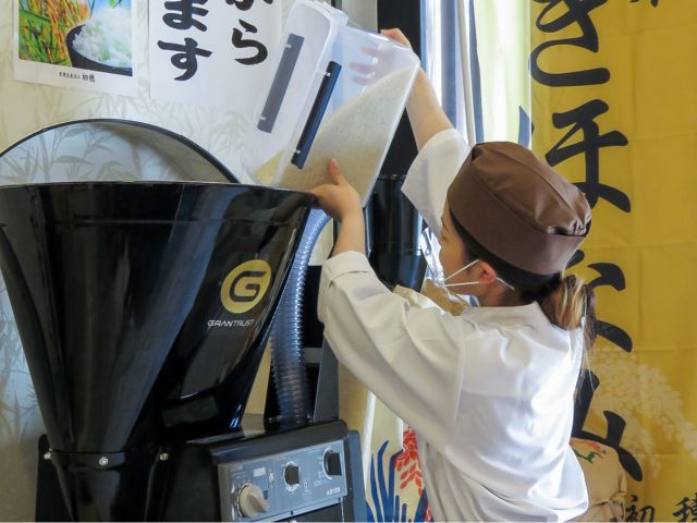 毎日玄米から精米し、かまど炊きでふっくら仕上げたご飯。お替わり一杯可。とんかつをご注文の方は、薬味と出汁をかける特製出汁茶漬けも楽しめます。