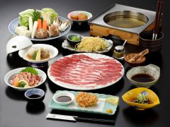 黒豚しゃぶしゃぶと郷土料理を贅沢に楽しめる薩摩懐石コース。黒豚角煮かつは、当店特製のこだわりメニュー。さらに、とりの刺身、さつまあげ、黒豚軟骨煮込み、小鉢付き。